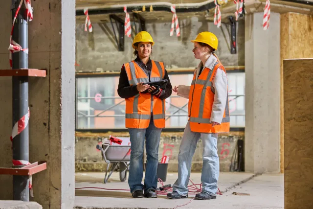 Twee studenten bespreken bouwtekening op tablet