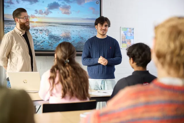 Student Vavo Lyceum geeft presentatie in klaslokaal