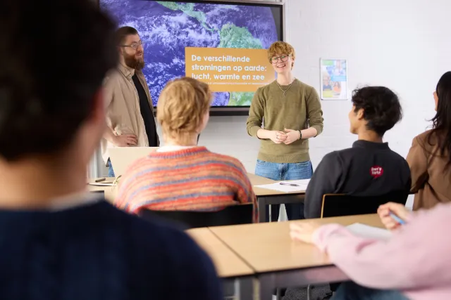 Student VAVO Lyceum staat voor de klas