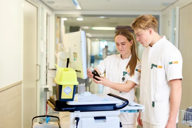 Studenten Verpleegkundige bekijken medicatie voor patiënten