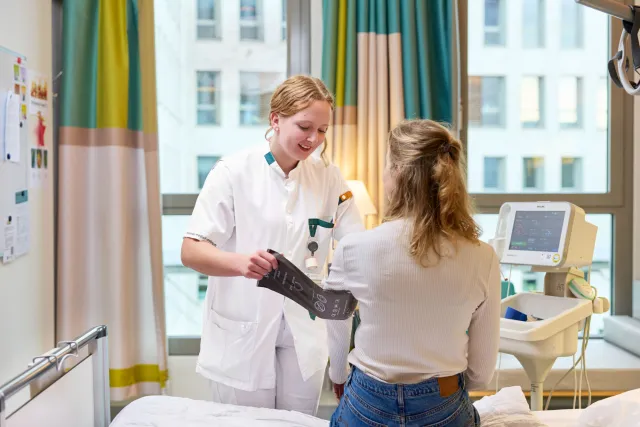 Student Verpleegkundige meet bloeddruk van patiënt