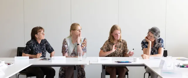 Volwassenen denken samen na over opdracht tijdens training simulatieonderwijs.