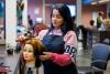 Student Kapper oefent op een pop met haarverzorging