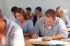 Studenten in klaslokaal doen examentraining 