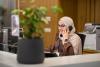 Een medisch secretaresse is in gesprek aan de telefoon.