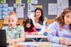 Student Kindprofessional helpt kinderen met schoolwerk