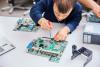 Student Flexopleiding Medewerker ICT Support sleutelt aan moederbord