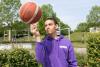 Student Flexopleidingen Sport & Recreatie balanceert basketbal op vinger