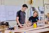 Student Meubelmaker werkt samen met collega in de werkplaats