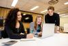 Studenten Legal Insurance & HR Services Specialist werken samen op stage juridisch medewerker 