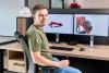 technicus engineering student programmeert achter computer
