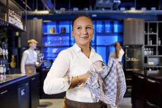 Student Horeca & Toerisme College aan het werk in restaurant Lokaal