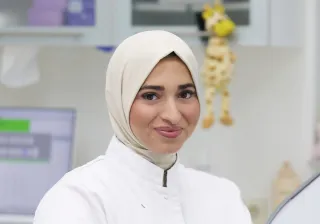 Student Tandartsassistent Asiye werkt in de tandartspraktijk