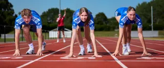 Studenten Sport College staan klaar om te sprinten op atletiekbaan