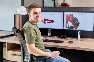 technicus engineering student programmeert achter computer