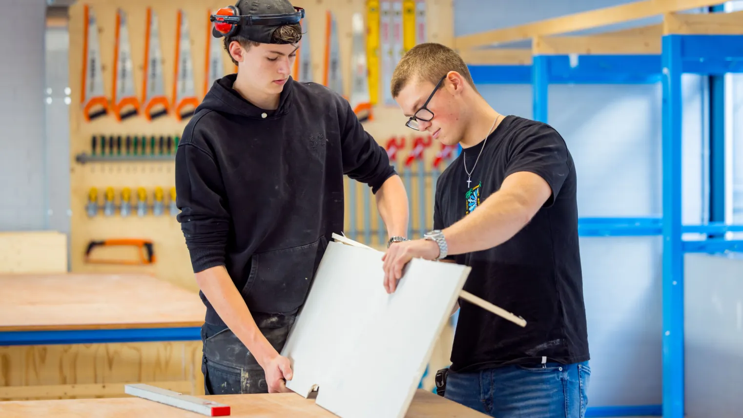 studenten Servicemedewerker gebouwen werken aan een klus