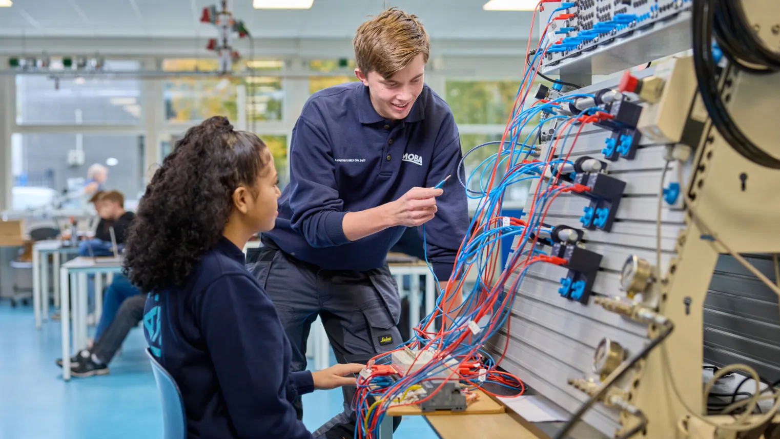 studenten werken samen in de werktuigbouwkunde mechatronica