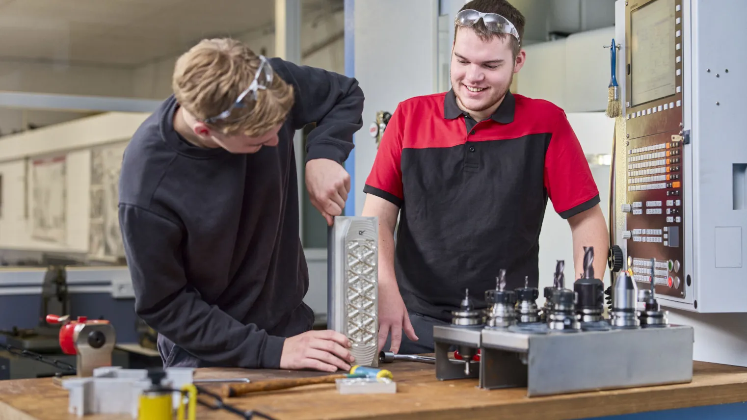 Studenten Verspanen overleggen bij machine
