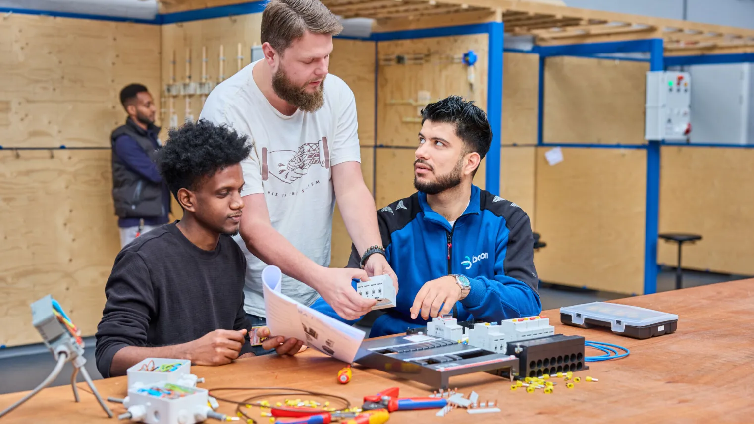 elektrotechniek in het praktijklokaal met een docent