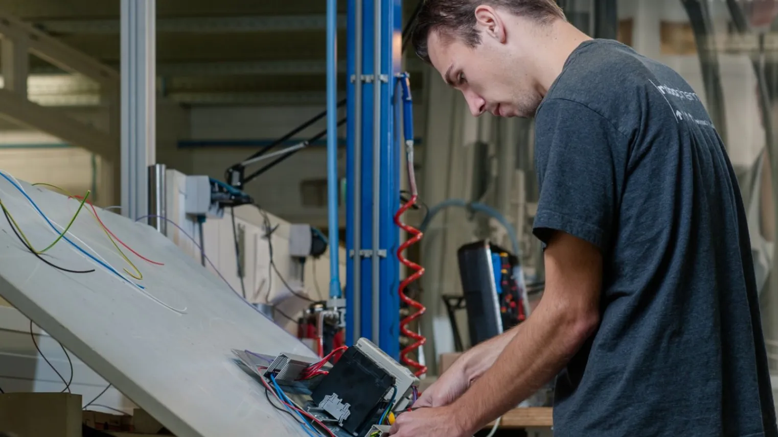 Student eerste monteur elektrotechnische installaties krijgt les