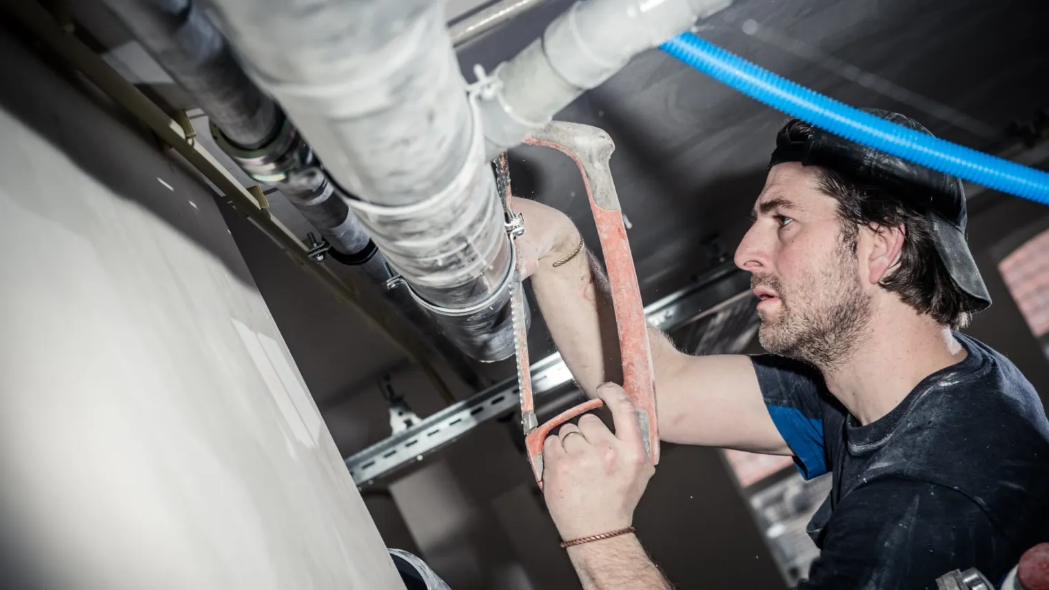 Eerste Monteur Woning aan het werk met installatie-onderdelen