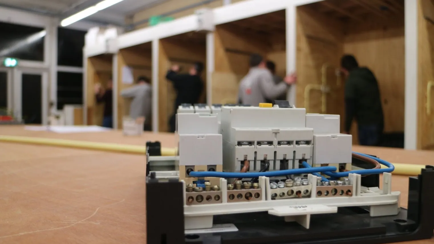Elektrotechnische machine met studenten op de achtergrond