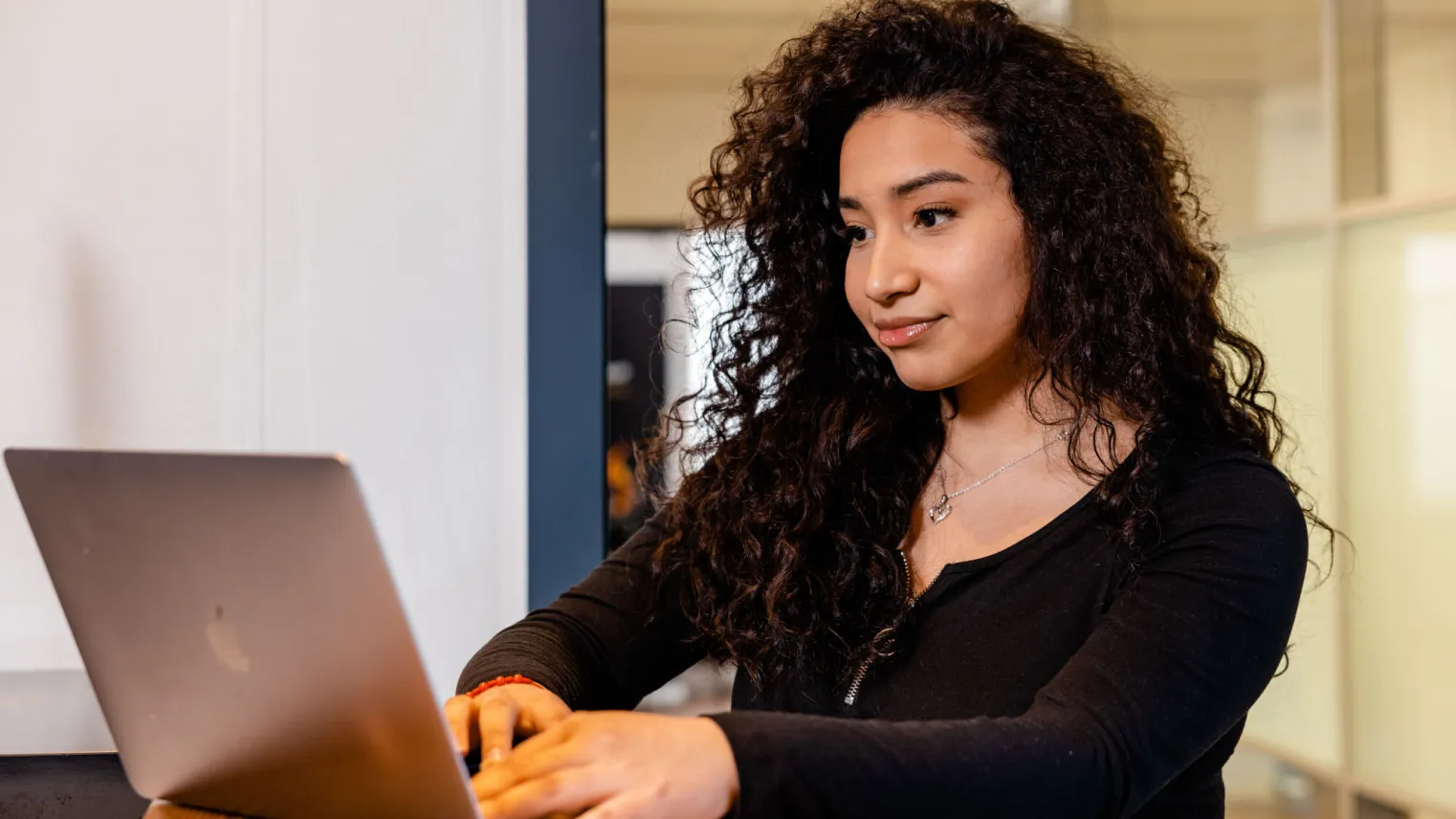 Medisch-secretaresse-werkt-achter-laptop