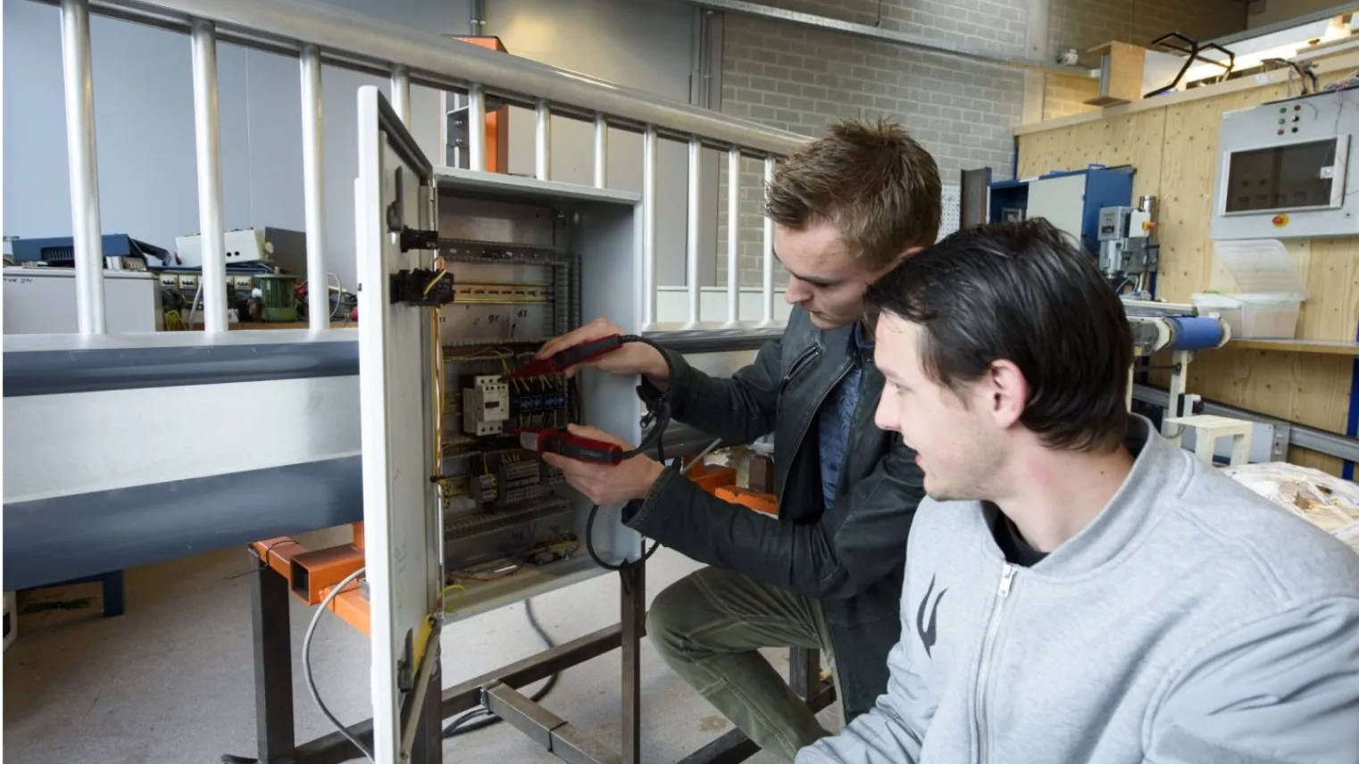 Studenten Monteur elektrotechnische installaties krijgen les in een praktijklokaal