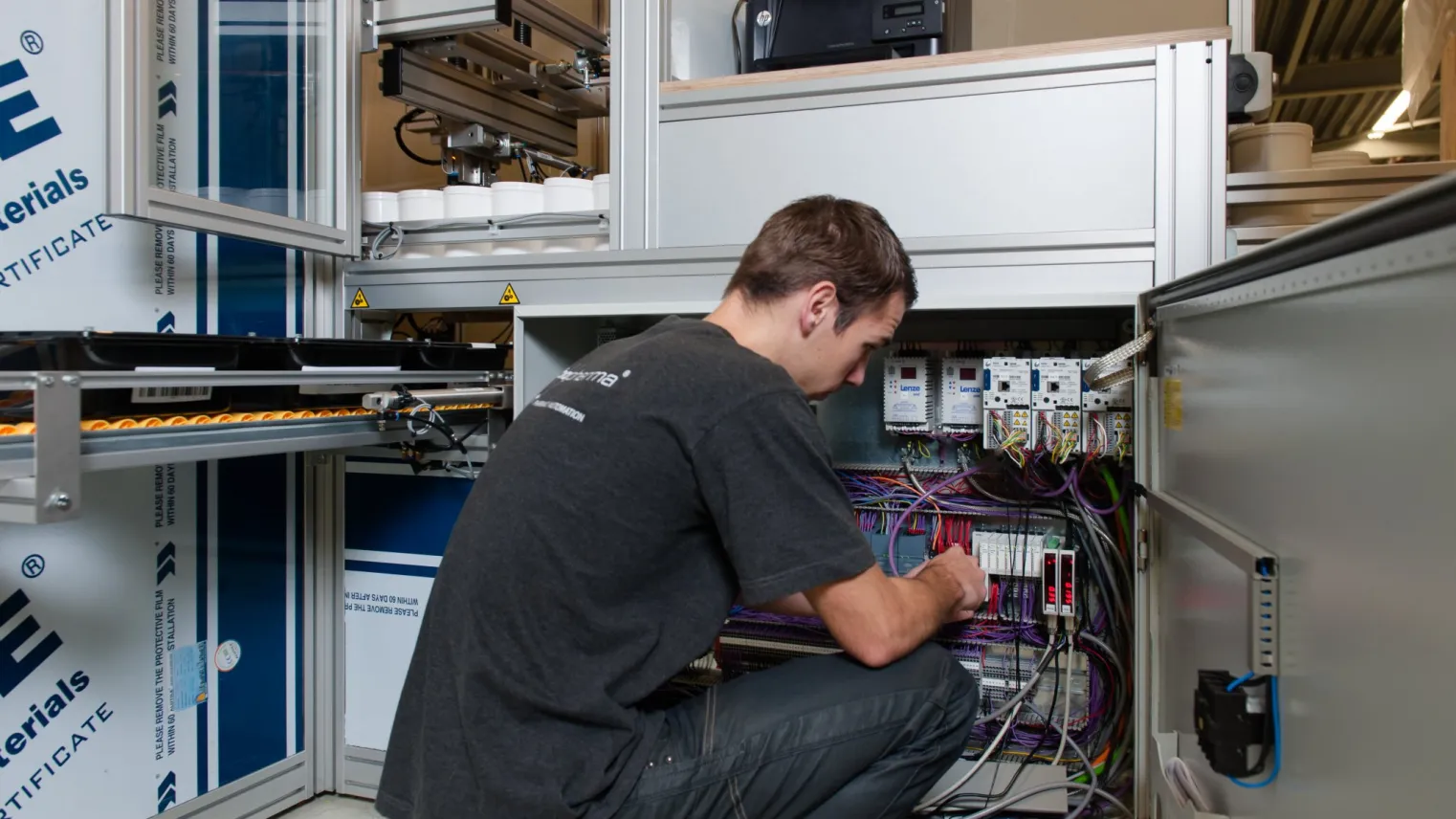 Monteur Elektrotechnische Installaties werkt aan installatie