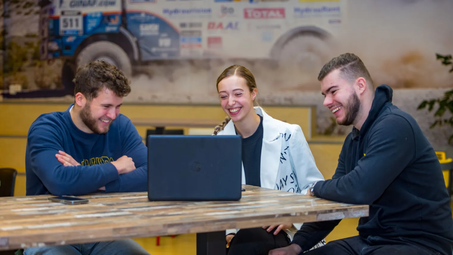 Student transpiort en logistiek aan het werk