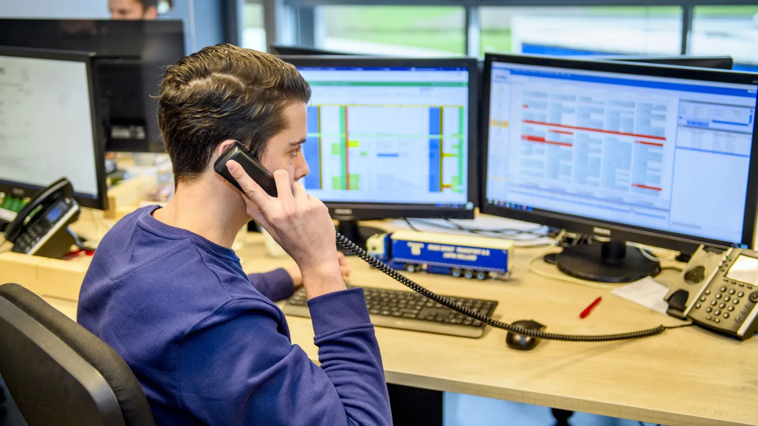 Student logistiek supervisor is aan het werk achter de laptop