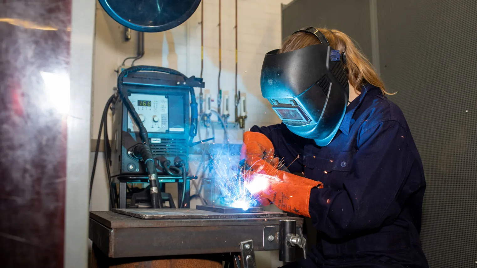 Student Assistent Techniek aan het lassen in de werkplaats
