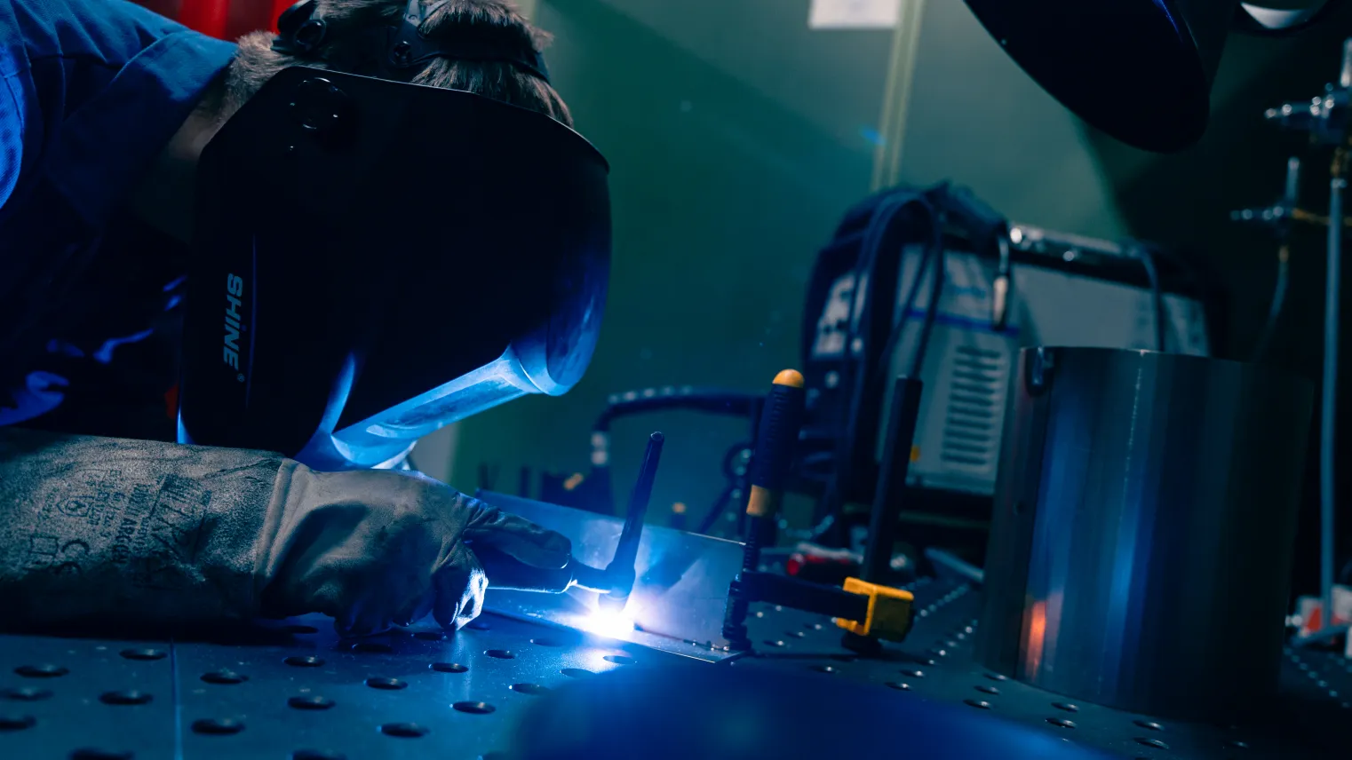 Student constructiemedewerker last een apparaat in de werkplaats 