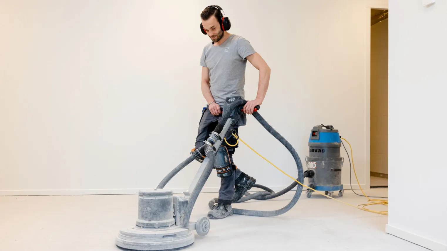 Student bewerkt vloer met machine