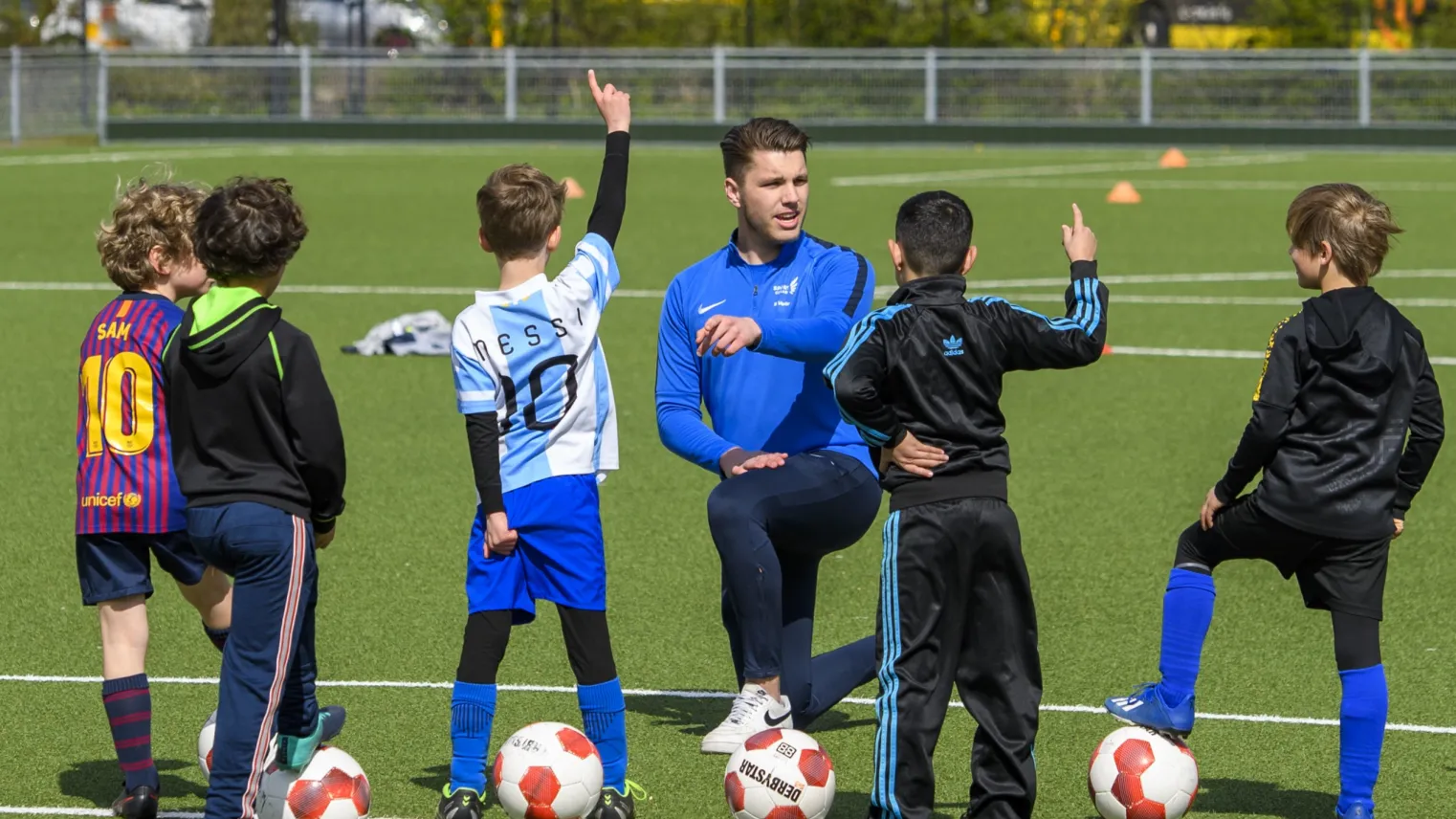 Student Sport Professional Kinderopvang en Onderwijs geeft sportles aan kinderen
