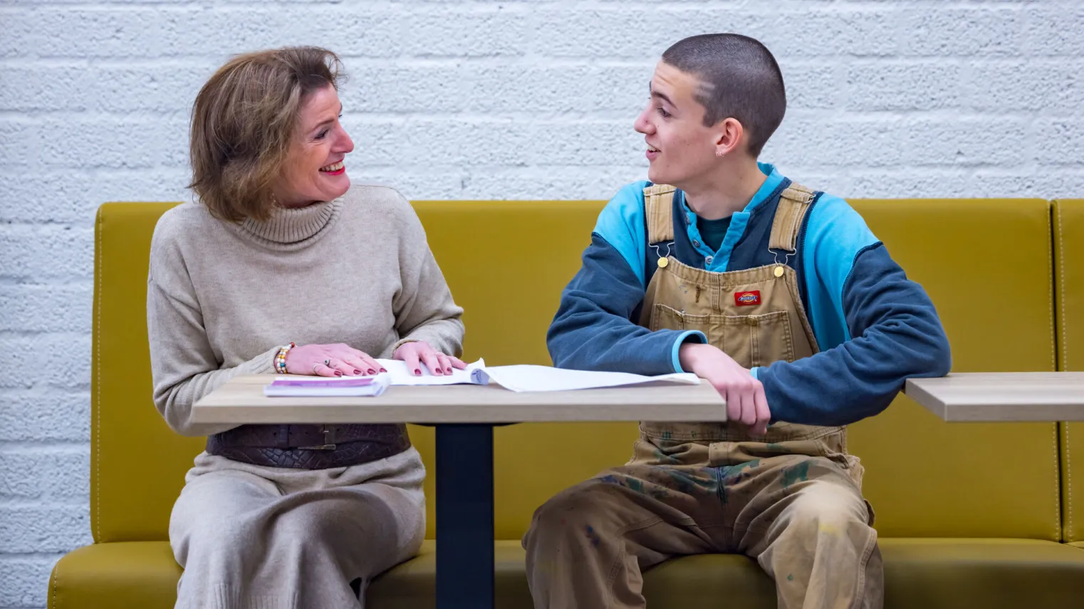 Student havo schakel in gesprek met docent