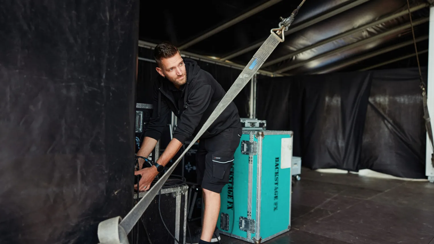 Student Podium- en Evenemententechniek bouwt podium op bij festival