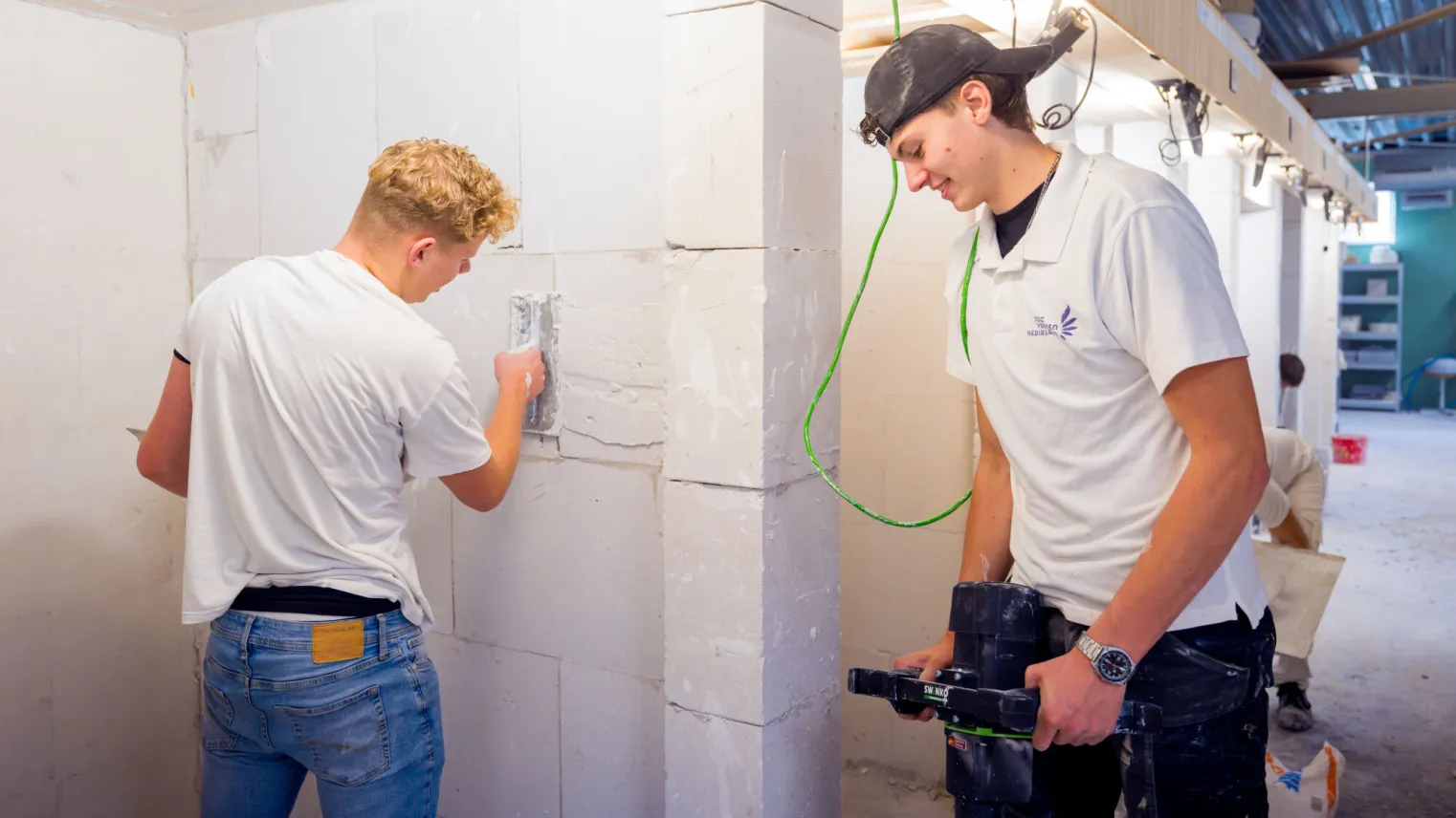 Studenten zijn op school aan het stukadoren