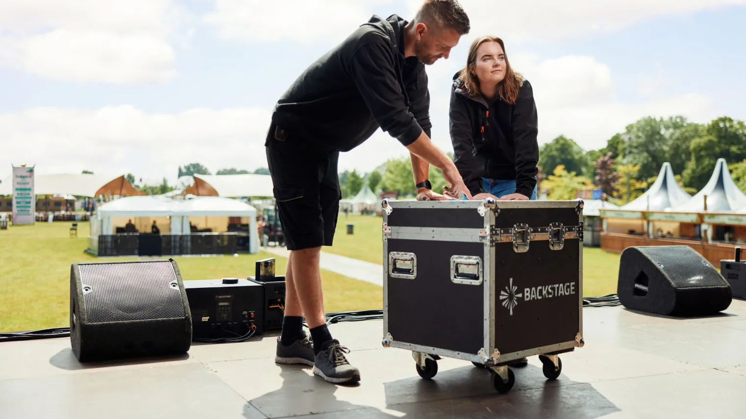 Studenten Podium- en Evenemententechniek werken op een festival
