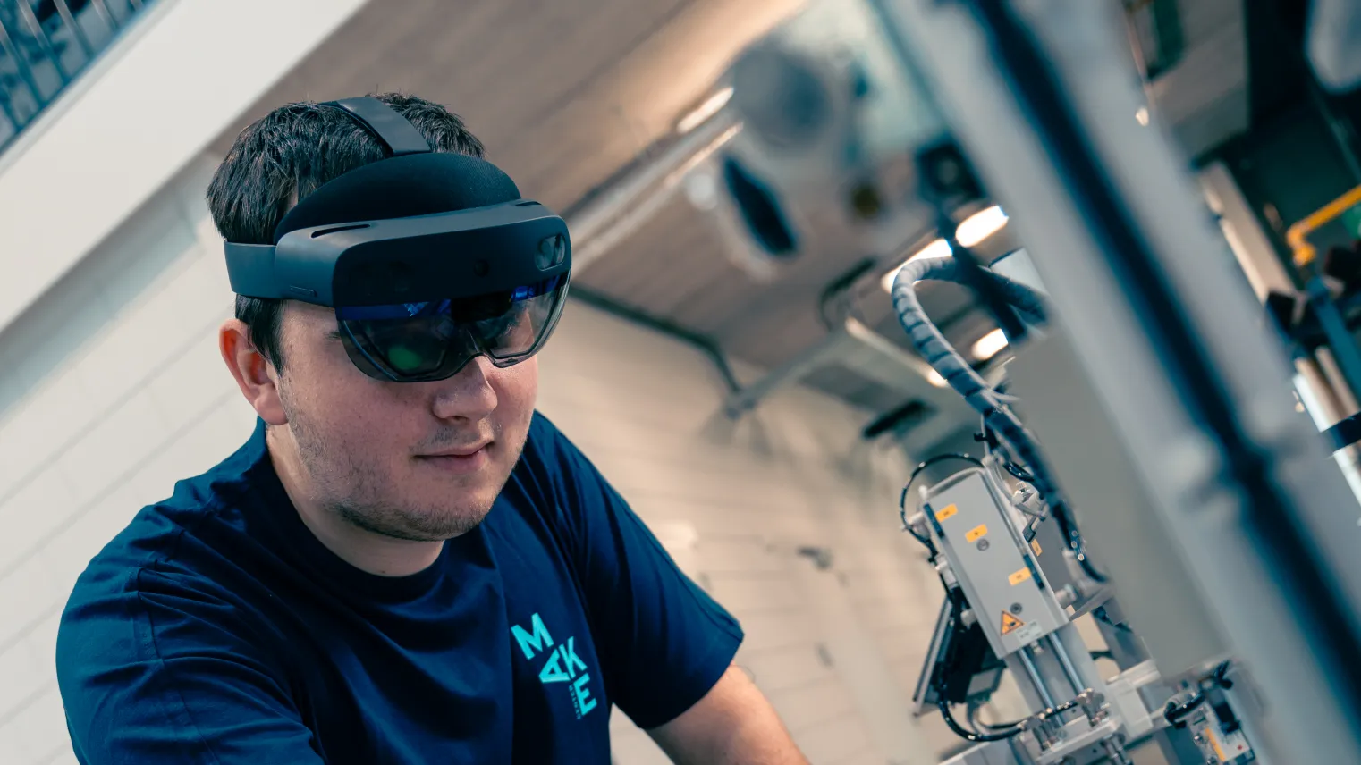 Student Technicus service en onderhoud werktuigbouw aan het werk in praktijklokaal