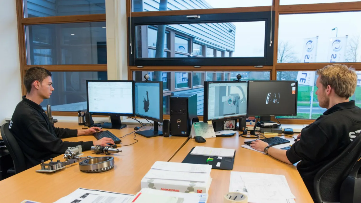 Twee studenten Werkvoorbereider Fabricage werken achter de laptop