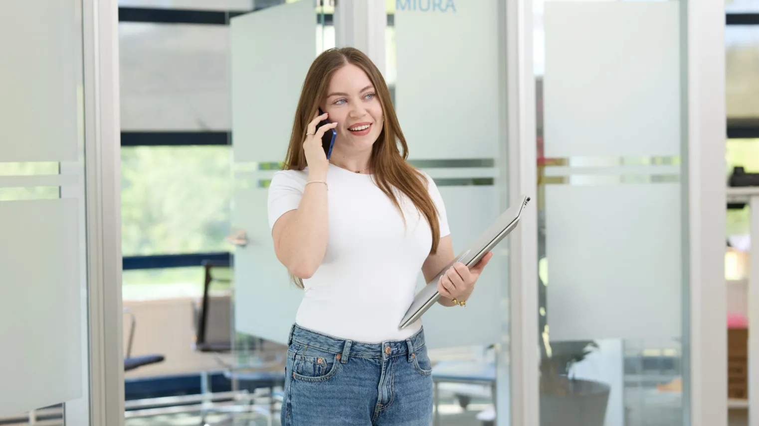 Junior accountmanager belt op kantoor