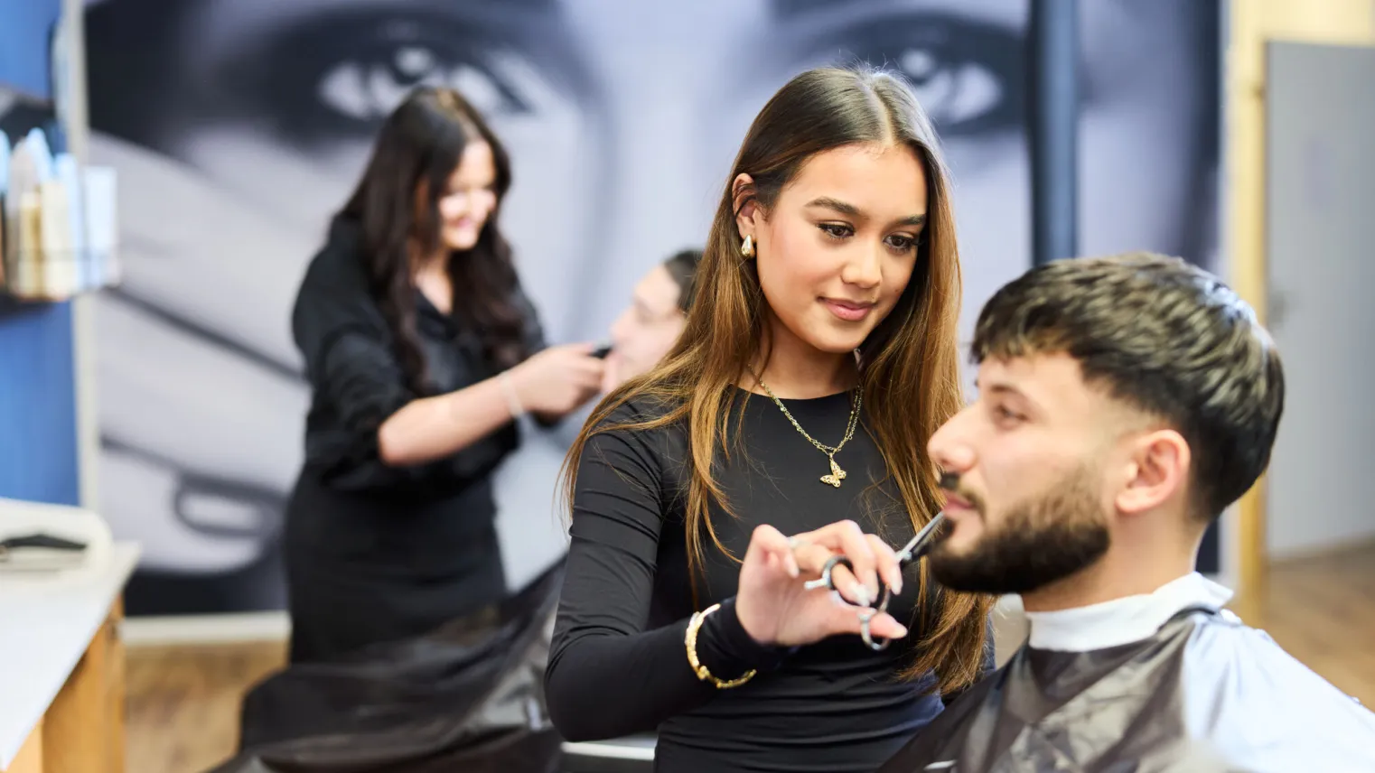 Student Salonmanager Barbier punt baard van klant bij