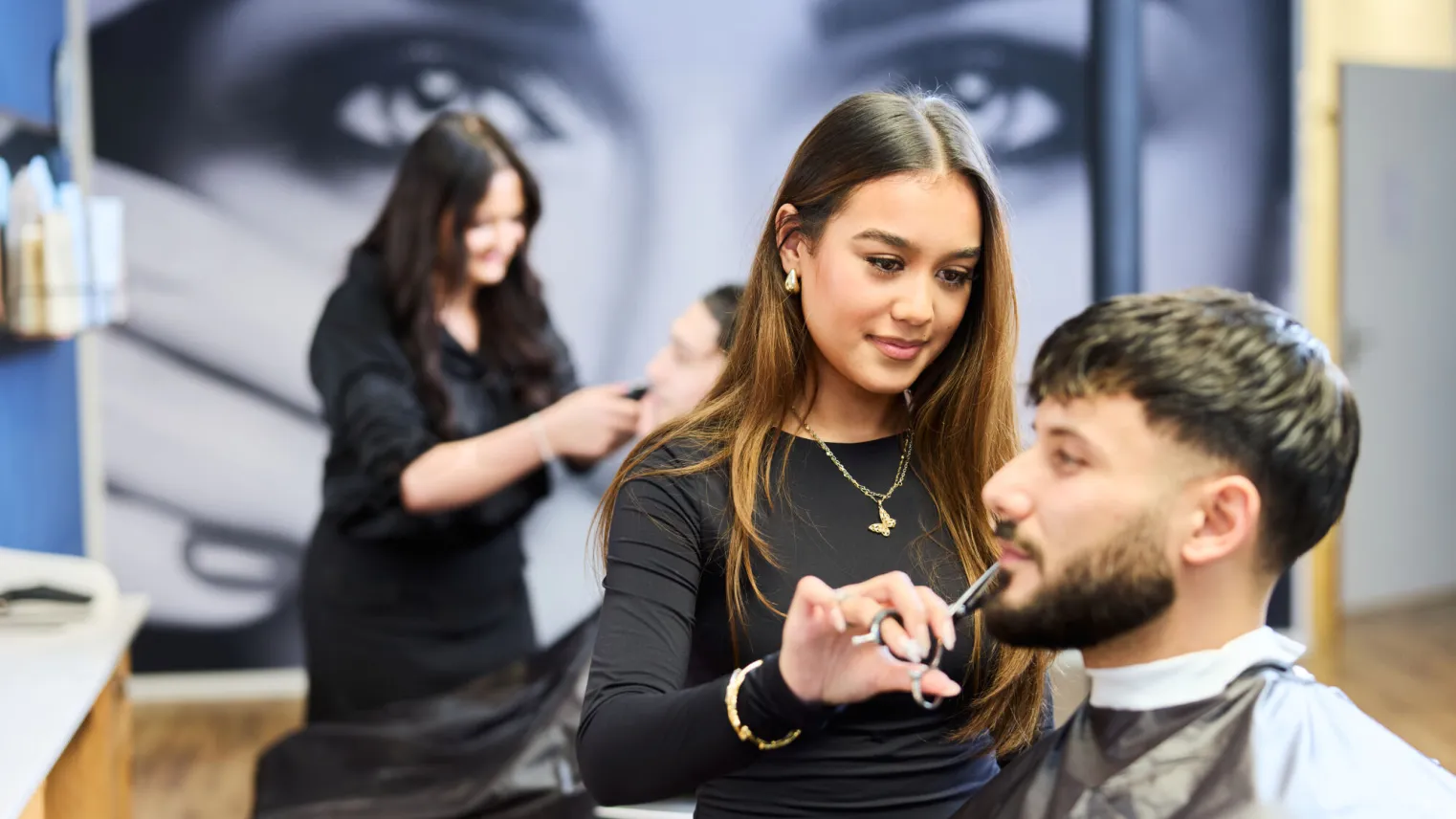 Student Salonmanager Barbier punt baard van klant bij