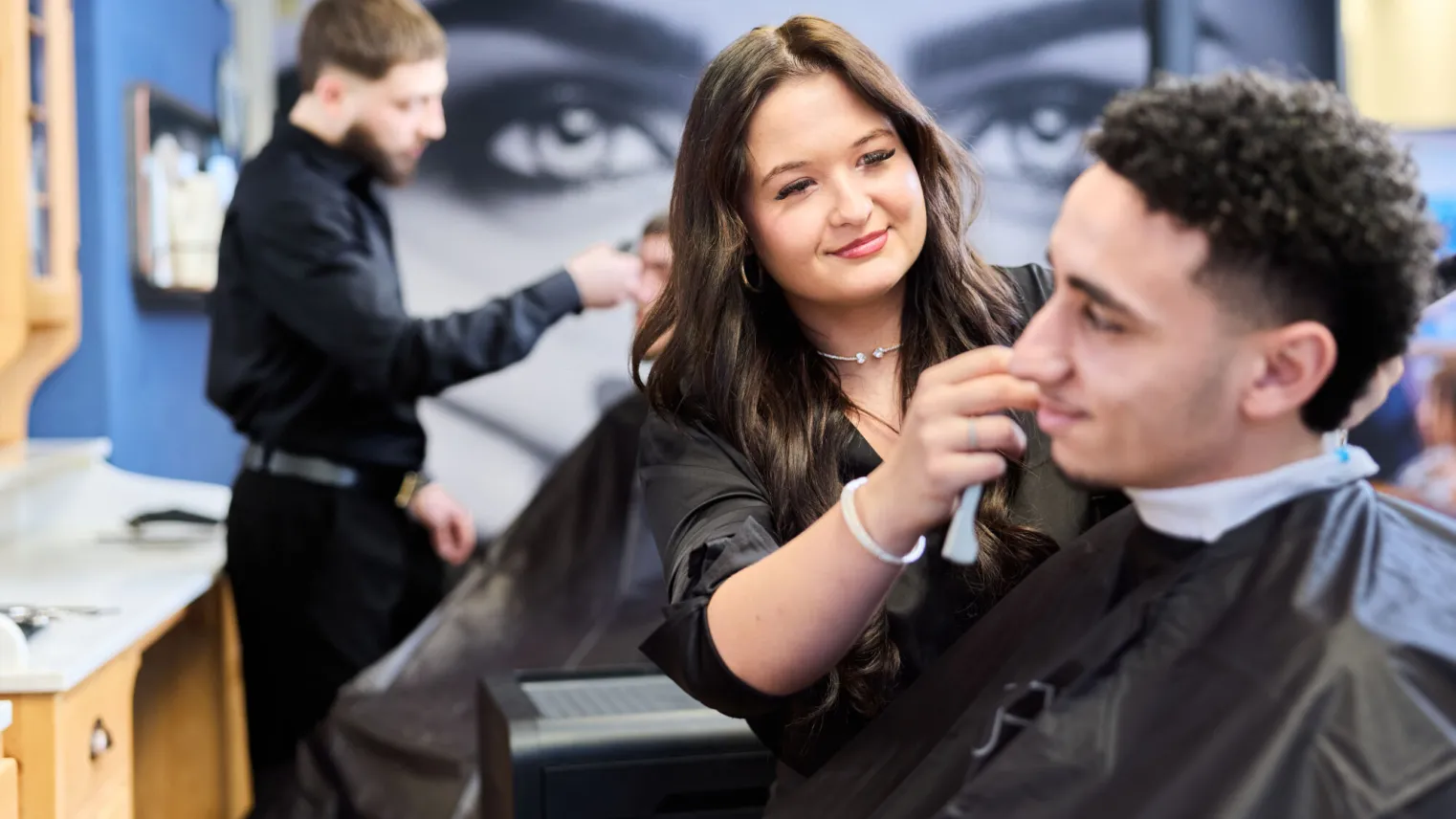 Student Barbier verzorgt baard van klant in schoolsalon