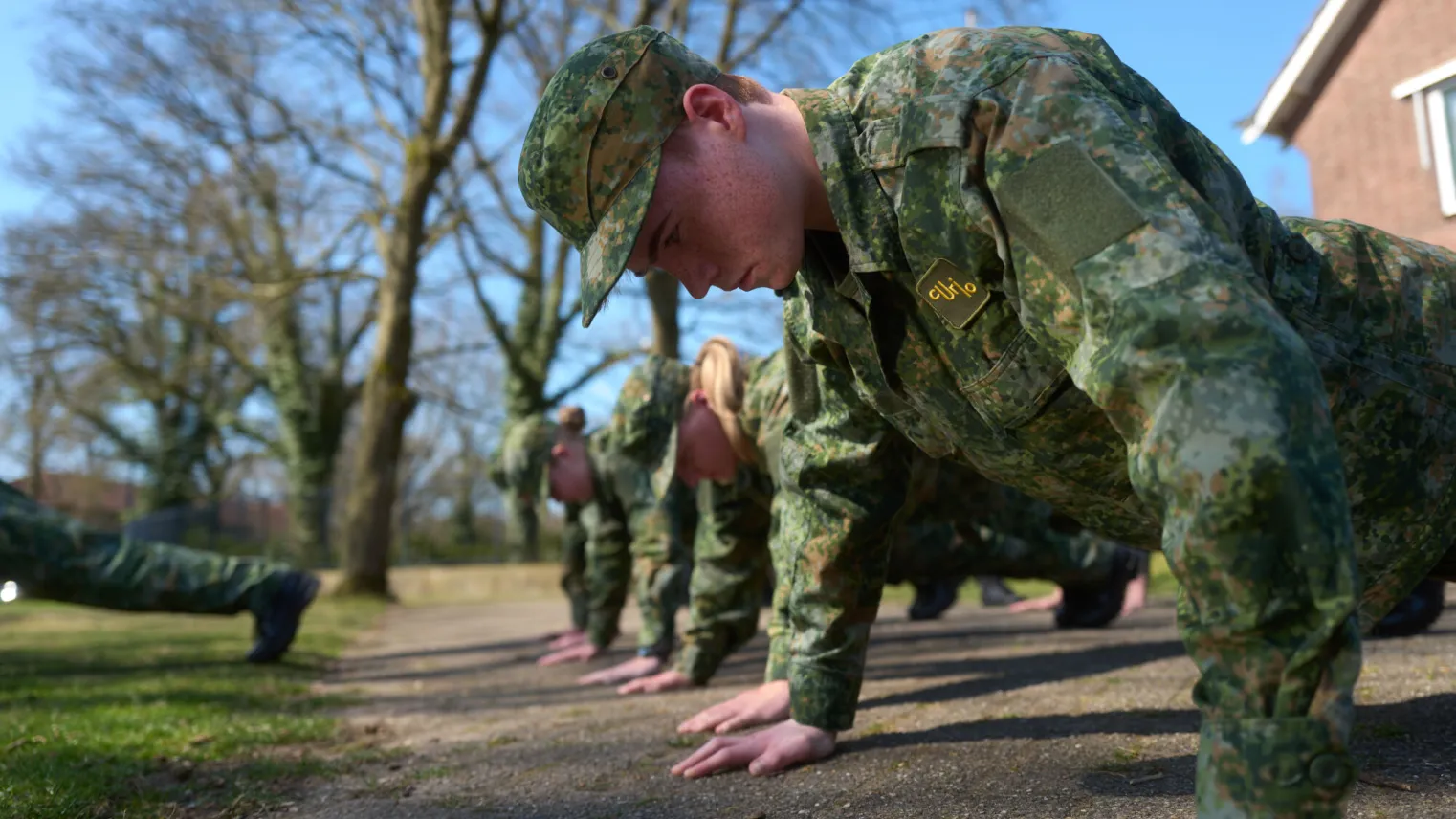 VEVA-studenten Defensie doen warming-up
