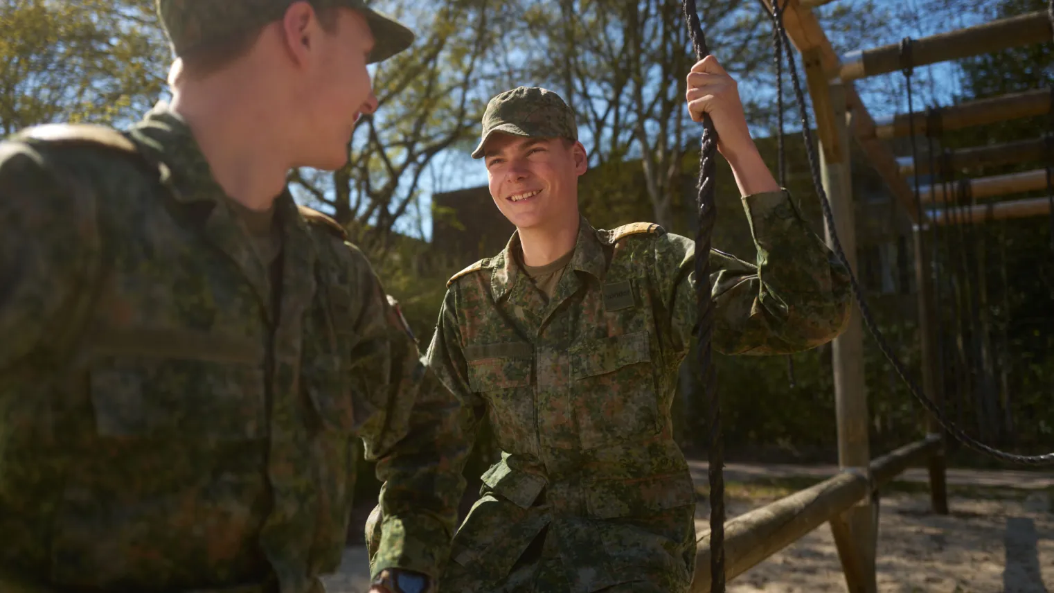Twee VEVA-studenten Defensie chillen op een hindernisbaan