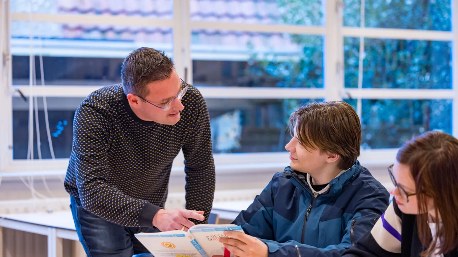 Docent VAVO Lyceum in gesprek met studenten
