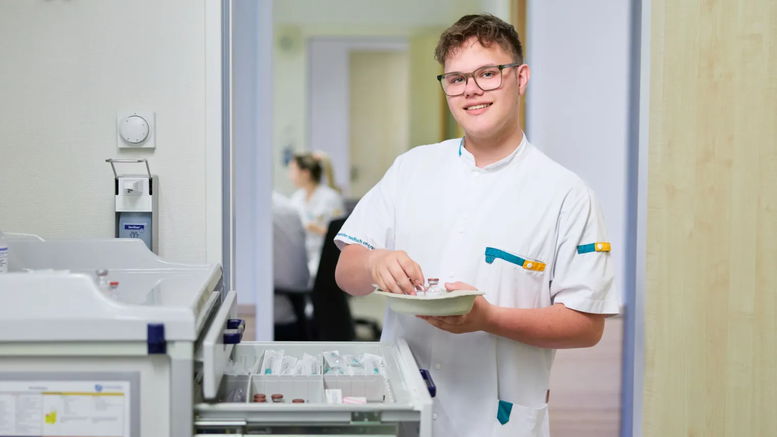 Doktersassistent bereidt injectie voor