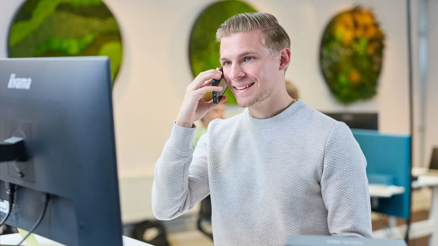 Junior accountmanager belt met klant